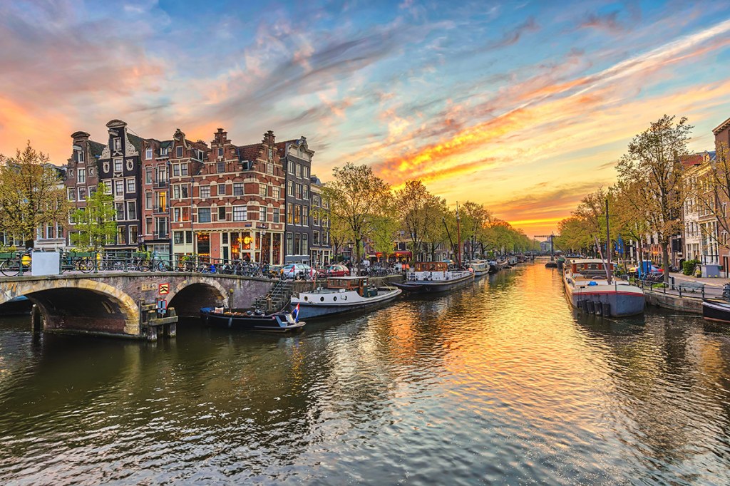 Amsterdam – Discover its enchanting canals and rich cultural history
