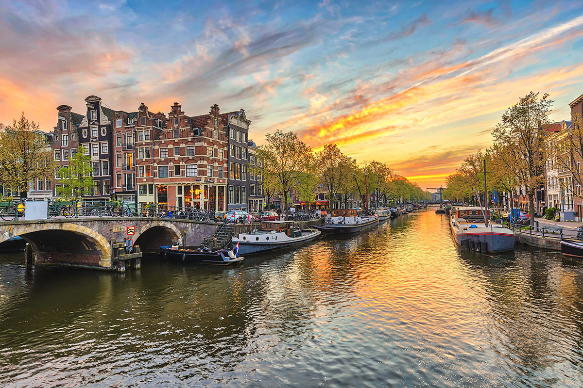 Amsterdam – Discover its enchanting canals and rich cultural history